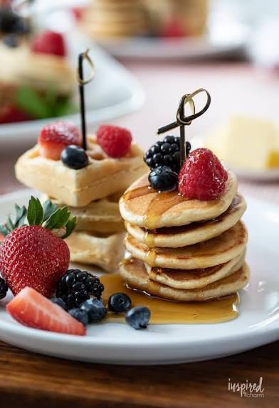 Mini pancakes with berries and syrup